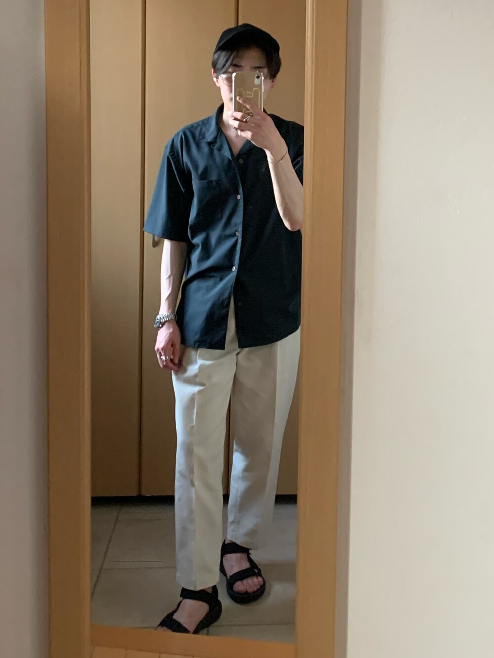 グリーン系のシャツ/ブラウス、ホワイト系のその他パンツ、ブラック系のサンダルを着用したメンズの春コーディネートの3枚目の写真