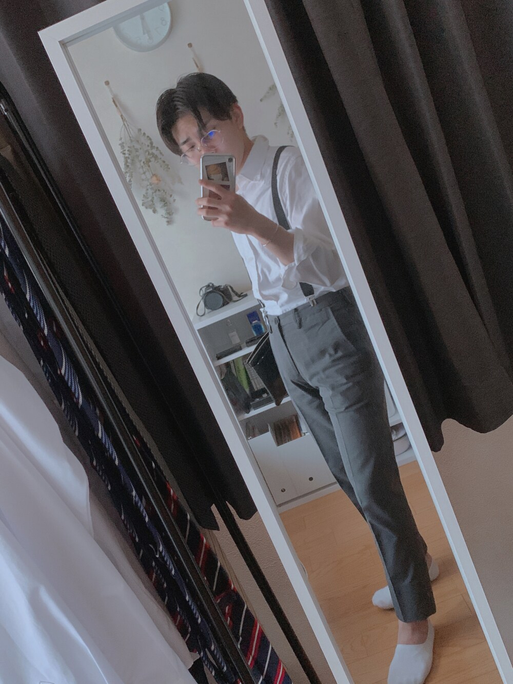 ホワイト系のシャツ/ブラウス、グレー系のスラックス、ブラック系のサスペンダーを着用したメンズの春コーディネートの2枚目の写真