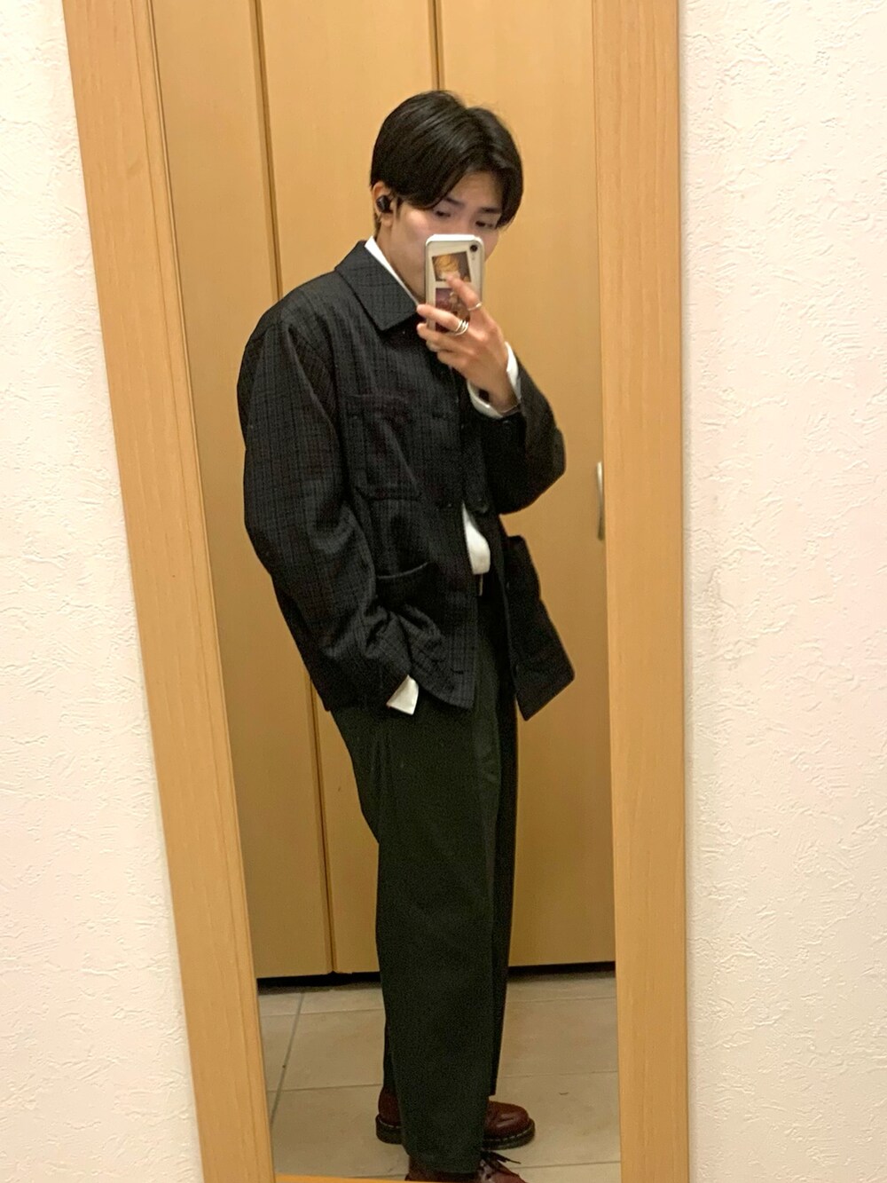 ブラウン系のジャケット/アウター、グレー系のシャツ/ブラウス、グレー系のスラックスを着用したメンズの秋コーディネートの4枚目の写真