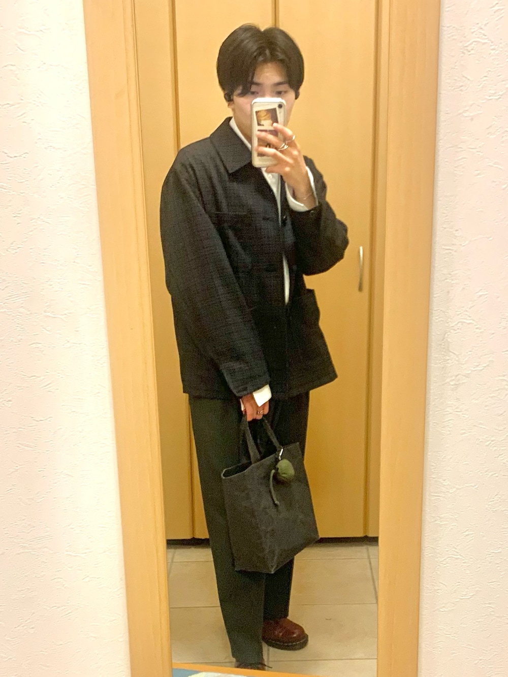 ブラウン系のジャケット/アウター、グレー系のシャツ/ブラウス、グレー系のスラックスを着用したメンズの秋コーディネートの2枚目の写真