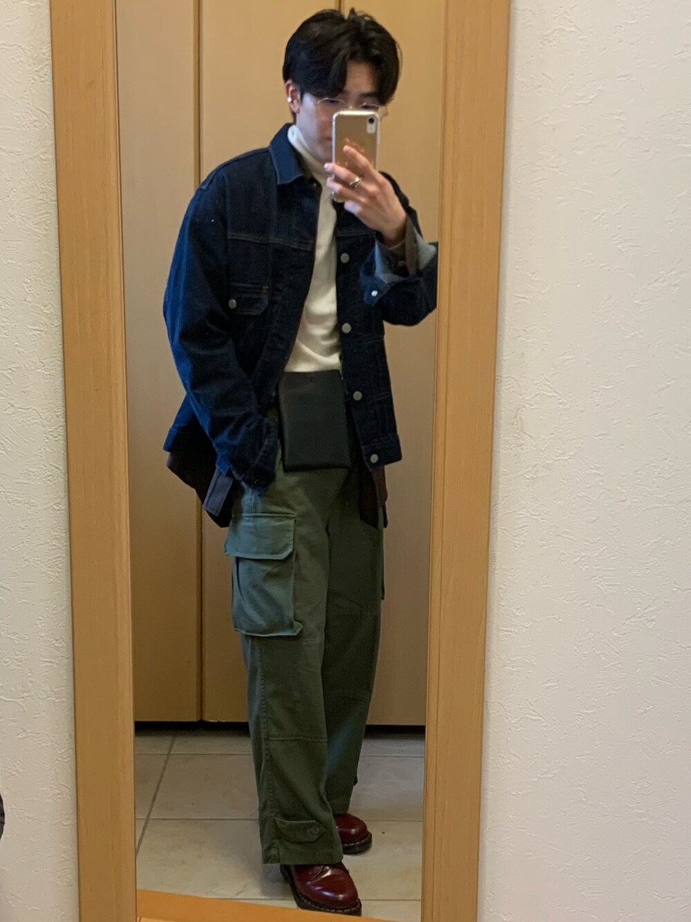 ブルー系のブルゾン、ホワイト系のニット/セーター、ブラウン系のシャツ/ブラウスを着用したメンズの春コーディネートの3枚目の写真