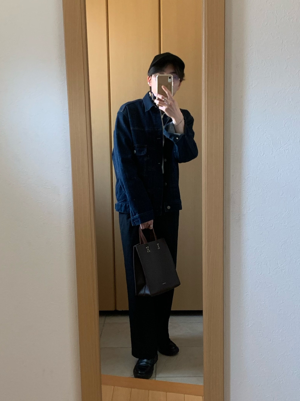 ホワイト系のポロシャツ、ブルー系のブルゾン、ブラック系のローファーを着用したメンズの春コーディネートの3枚目の写真