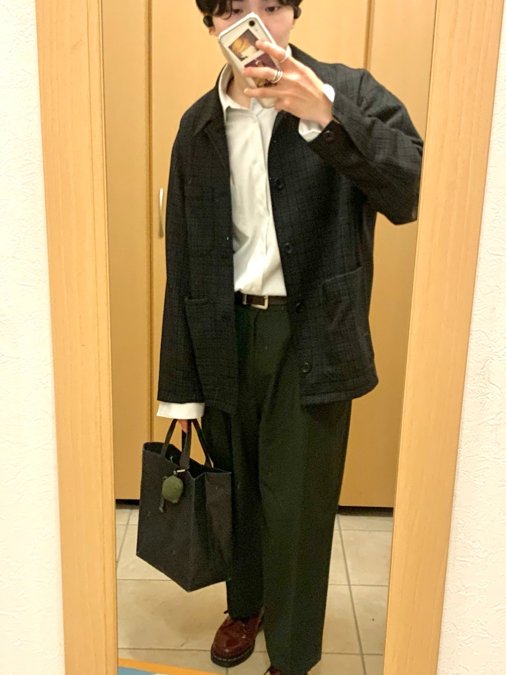 ブラウン系のジャケット/アウター、グレー系のシャツ/ブラウス、グレー系のスラックスを着用したメンズの秋コーディネートの3枚目の写真