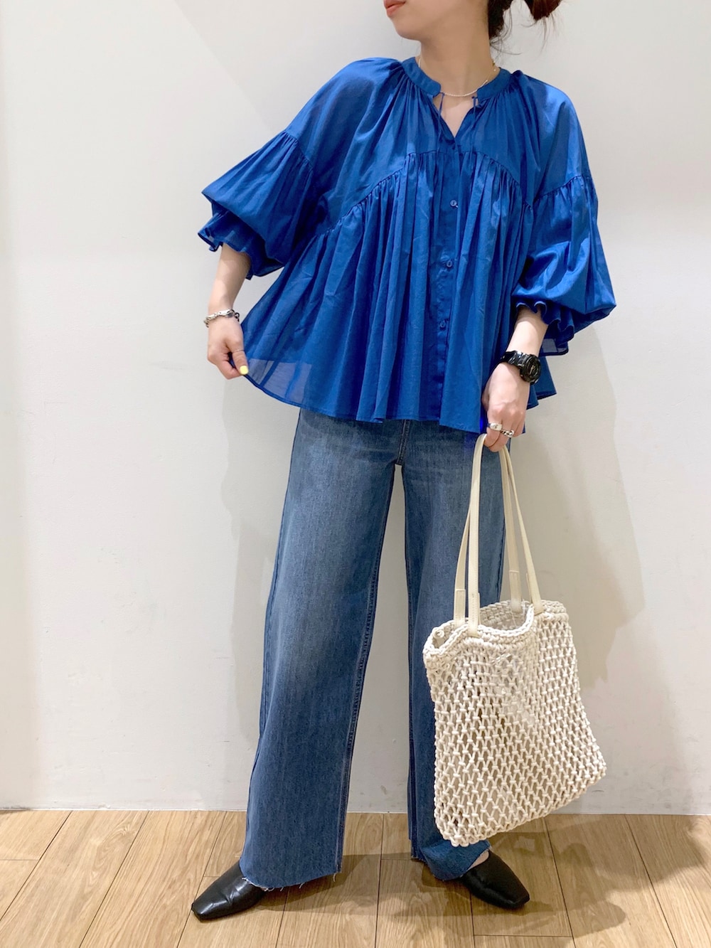 ブルー系のシャツ/ブラウス、ブルー系のその他パンツ、ブラック系のパンプスを着用したレディースの春コーディネートの2枚目の写真