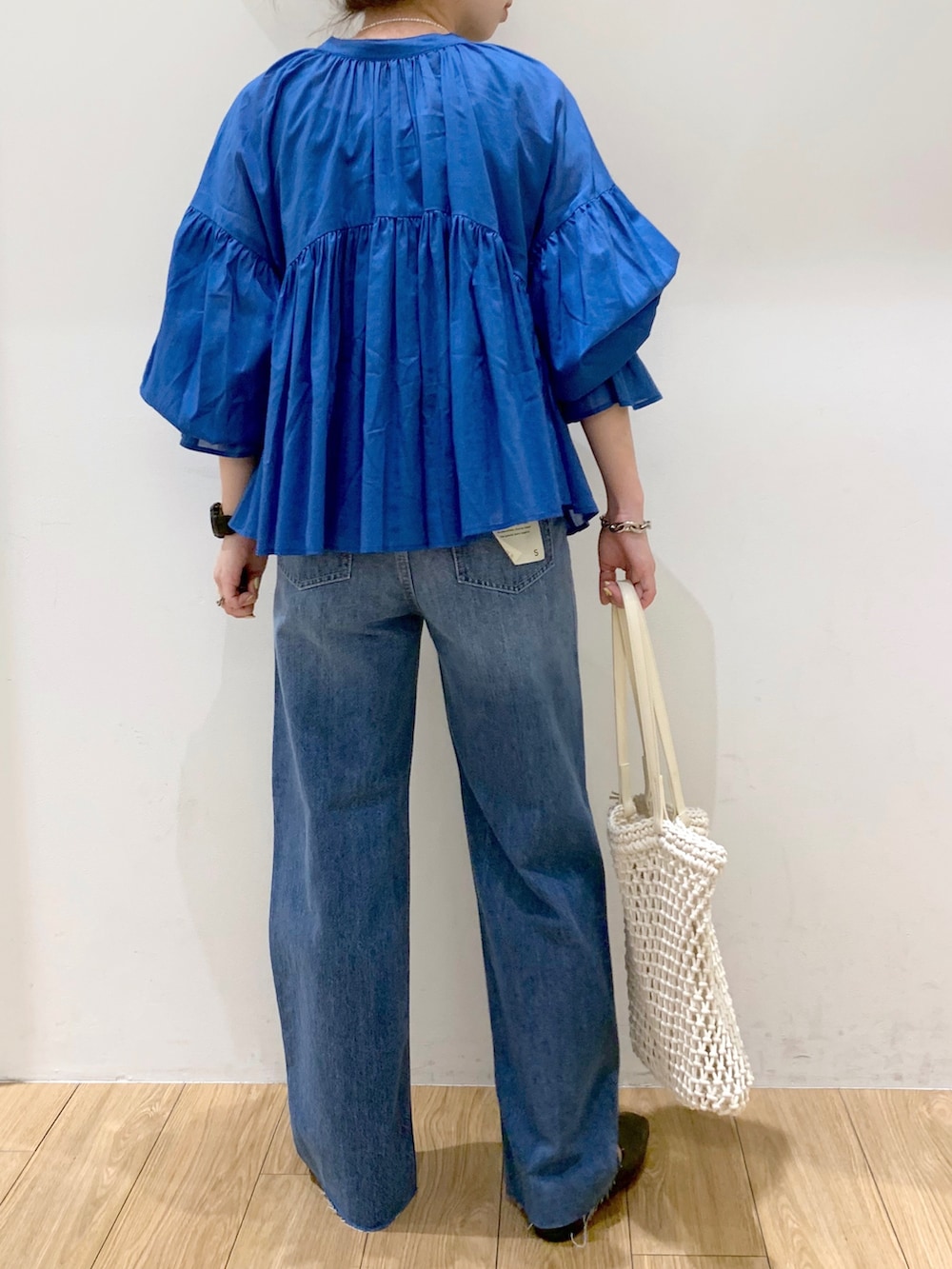 ブルー系のシャツ/ブラウス、ブルー系のその他パンツ、ブラック系のパンプスを着用したレディースの春コーディネートの3枚目の写真