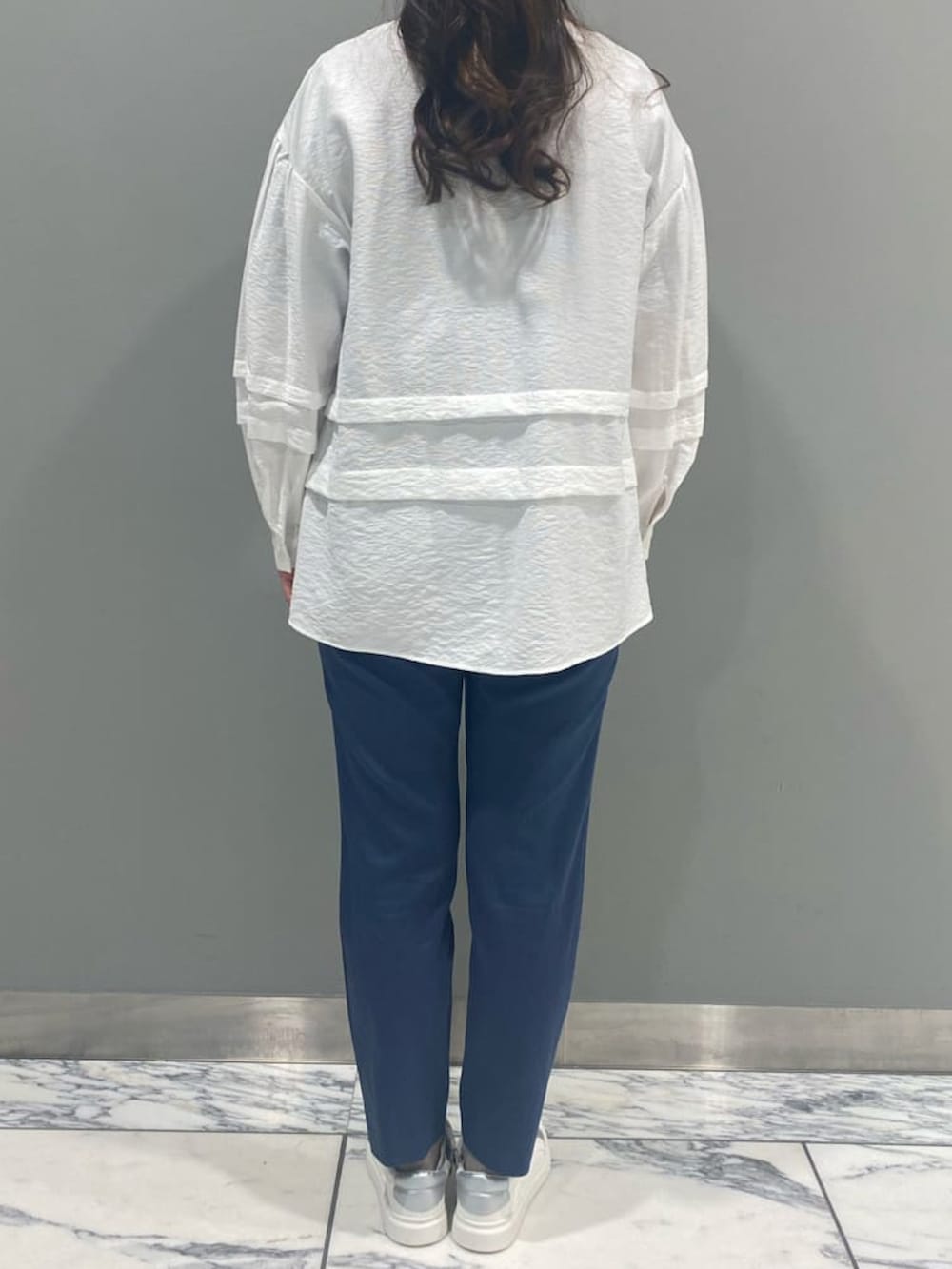 ホワイト系のシャツ/ブラウス、グレー系のその他パンツ、シルバー系のトートバッグを着用したレディースの春コーディネートの5枚目の写真