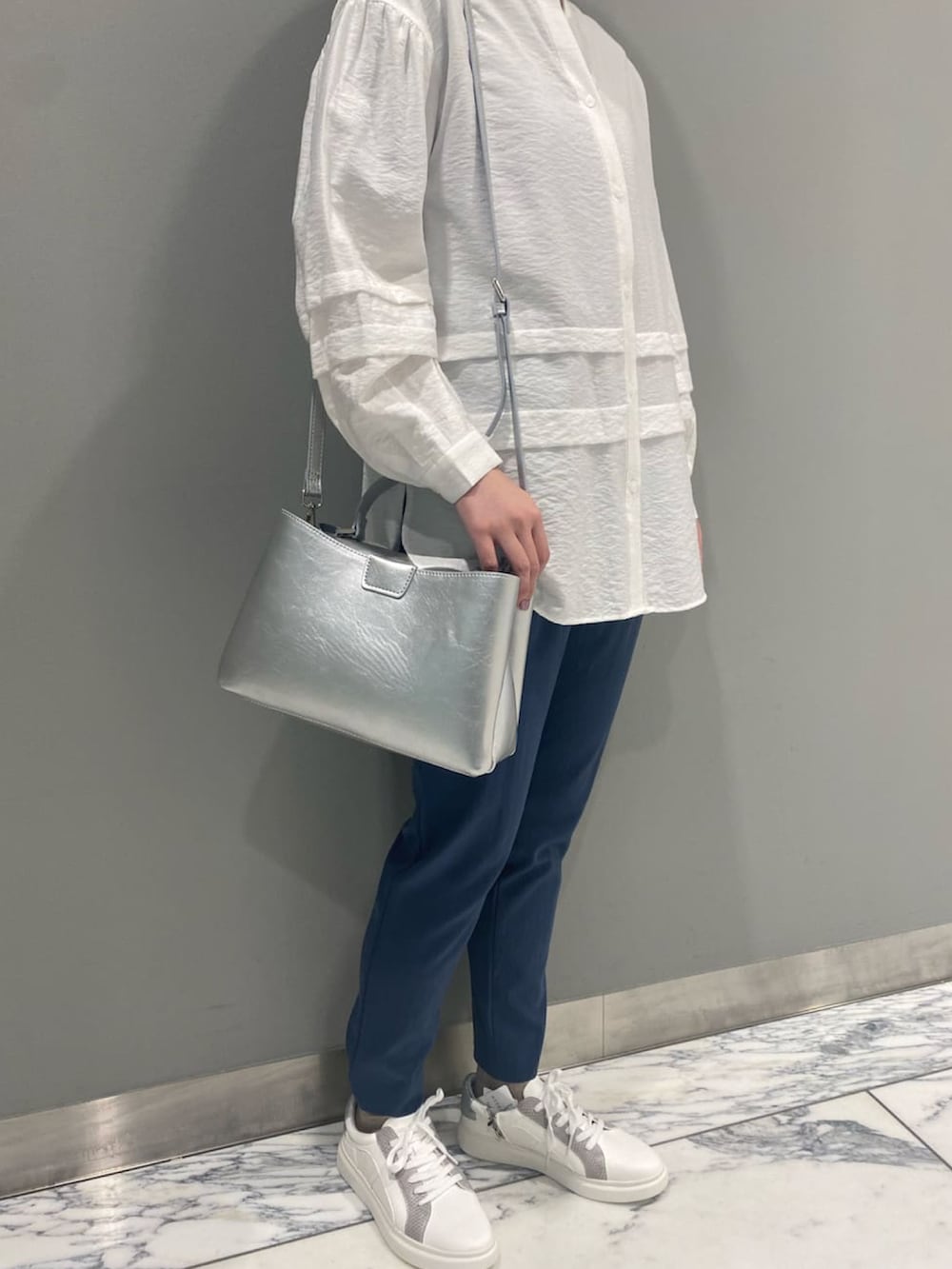 ホワイト系のシャツ/ブラウス、グレー系のその他パンツ、シルバー系のトートバッグを着用したレディースの春コーディネートの3枚目の写真