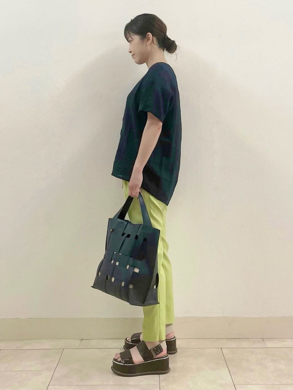 ブルー系のシャツ/ブラウス、グリーン系のその他パンツ、ブルー系のトートバッグを着用したレディースの夏コーディネートの2枚目の写真