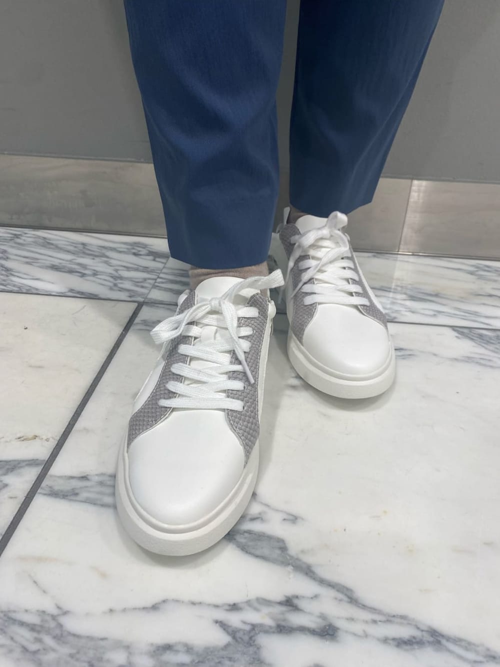 ホワイト系のシャツ/ブラウス、グレー系のその他パンツ、シルバー系のトートバッグを着用したレディースの春コーディネートの4枚目の写真