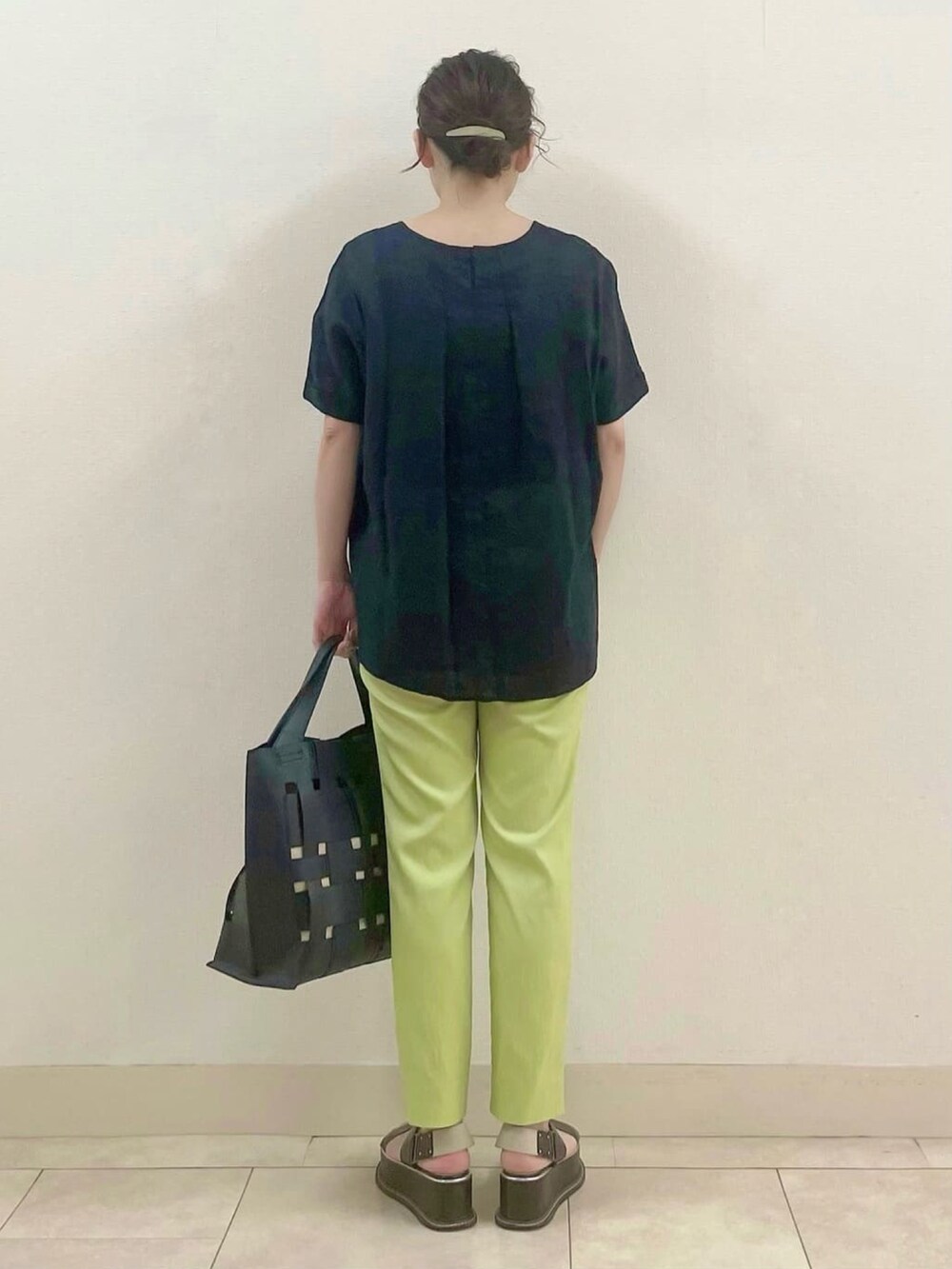 ブルー系のシャツ/ブラウス、グリーン系のその他パンツ、ブルー系のトートバッグを着用したレディースの夏コーディネートの3枚目の写真