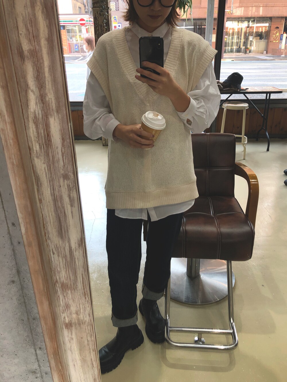 ホワイト系のシャツ/ブラウス、ホワイト系のベストを着用したレディースの秋コーディネートの2枚目の写真