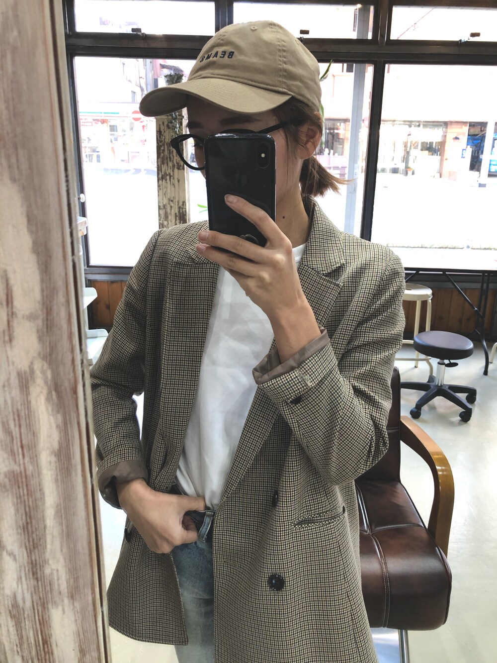 ホワイト系のTシャツ/カットソー、ブラウン系のジャケット/アウター、ブルー系のデニムパンツを着用したレディースの秋コーディネートの2枚目の写真