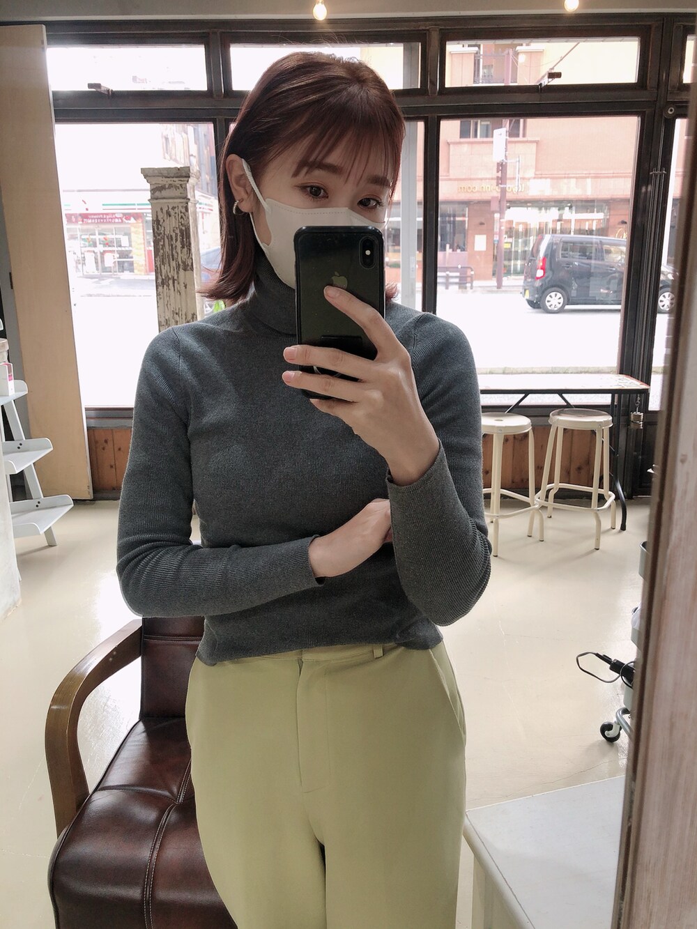 グレー系のトップス、イエロー系のその他パンツを着用したレディースの冬コーディネートの2枚目の写真