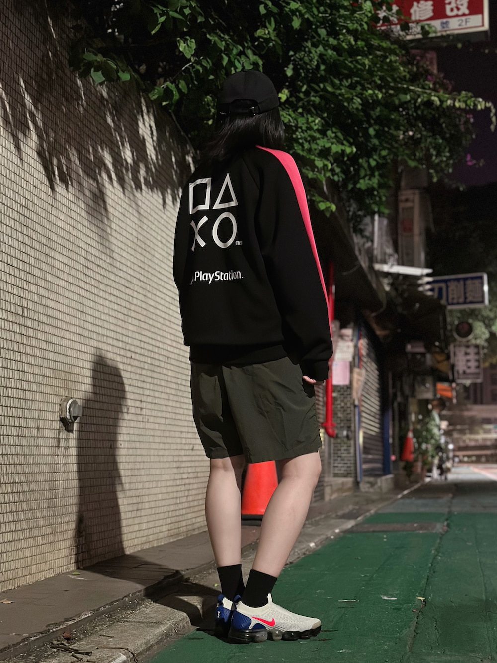 「春コーデ、おでかけコーデ、休日コーデ、カジュアル、スニーカーコーデ、春夏コーデ、GU、NIKE、低身長、スウェット、パーカー、台灣」｜「COPのアイテム（カーゴパンツ、グリーン系）」を使った、Tora Liさん（レディース・158cm）の春コーディネートの2枚目の写真