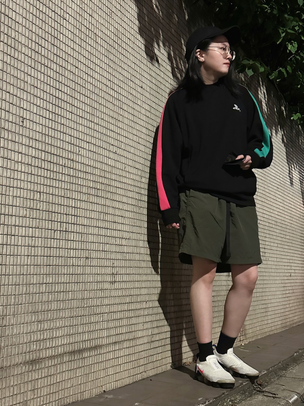 「春コーデ、おでかけコーデ、休日コーデ、カジュアル、スニーカーコーデ、春夏コーデ、GU、NIKE、低身長、スウェット、パーカー、台灣」｜「COPのアイテム（カーゴパンツ、グリーン系）」を使った、Tora Liさん（レディース・158cm）の春コーディネートの3枚目の写真