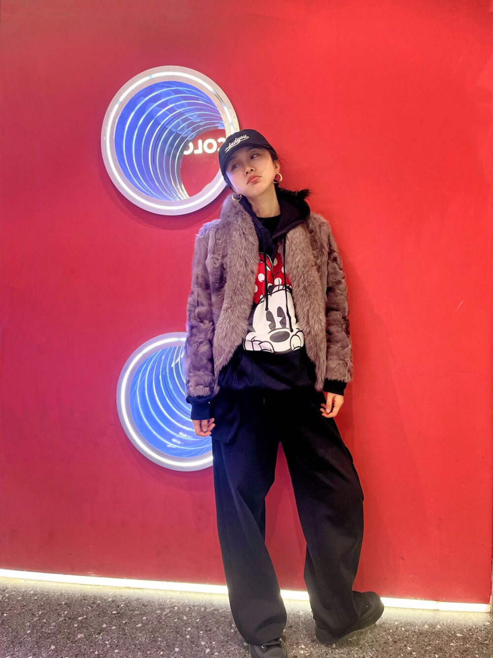 パープル系のダウンジャケット/コート、ブラック系のチノパンツを着用したレディースの冬コーディネートの2枚目の写真