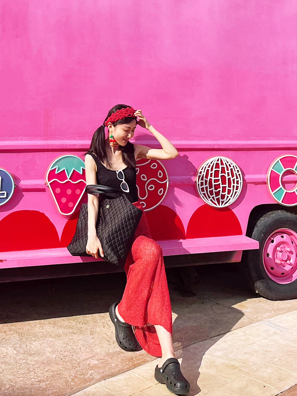 ブラック系のつなぎ/オールインワン、レッド系のスカートを着用したレディースの夏コーディネートの3枚目の写真