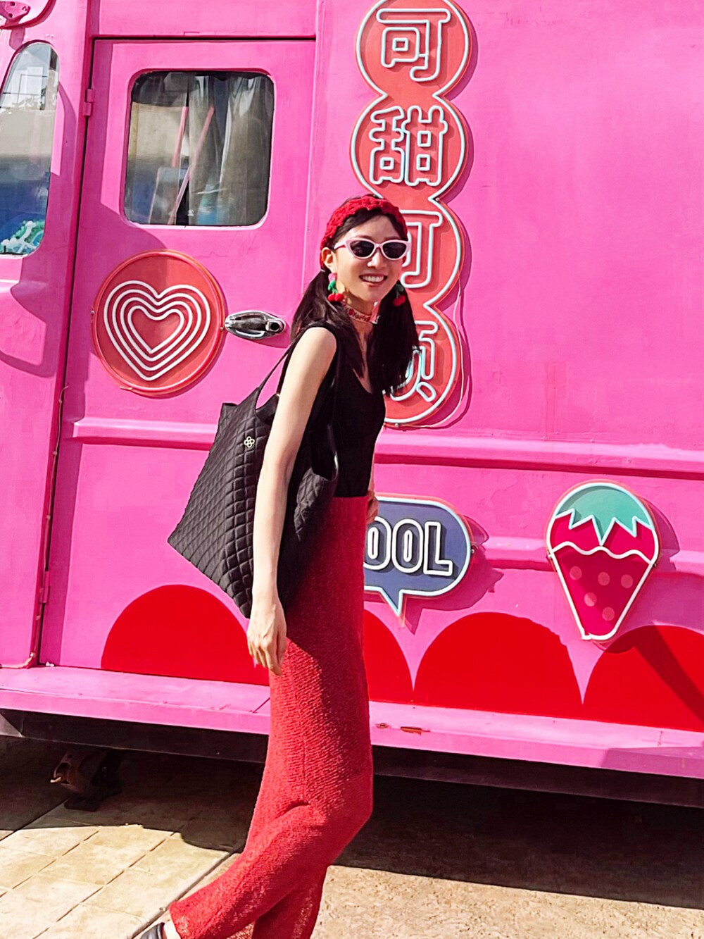 ブラック系のつなぎ/オールインワン、レッド系のスカートを着用したレディースの夏コーディネートの2枚目の写真