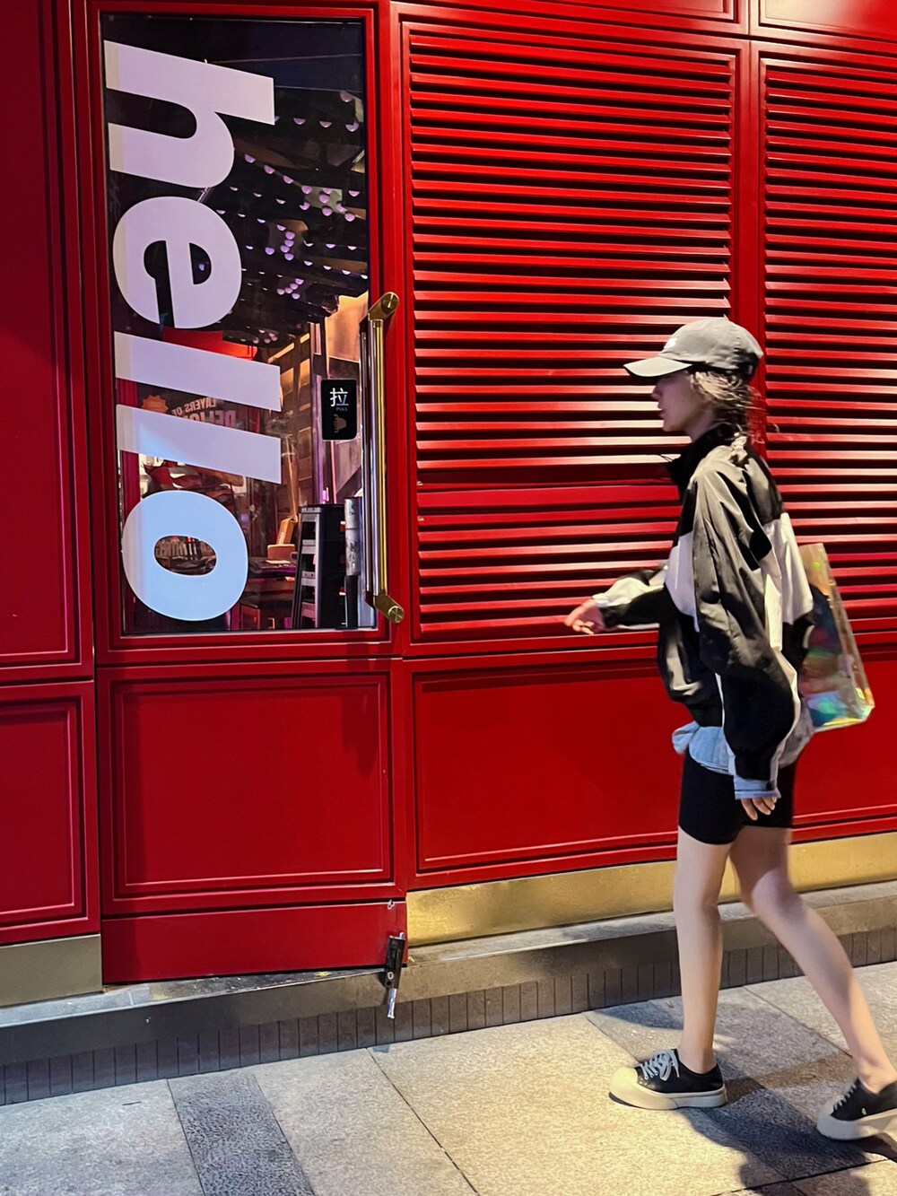 ブラック系のスタジャン、ブラック系のその他パンツを着用したレディースの春コーディネートの2枚目の写真