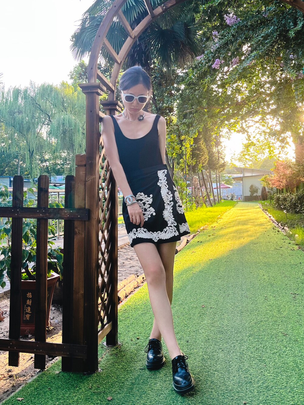 ブラック系のつなぎ/オールインワン、ブラック系のスカートを着用したレディースの夏コーディネートの2枚目の写真