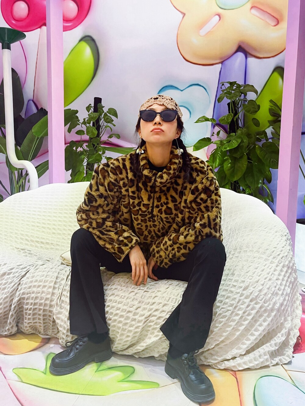 ブラウン系のその他アウター、ブラック系のチノパンツを着用したレディースの春コーディネートの2枚目の写真