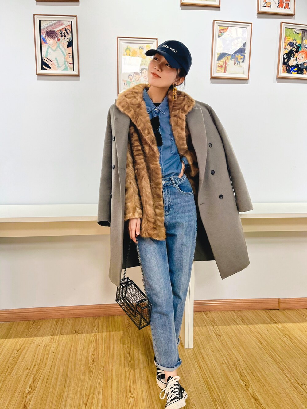 ゴールド系のその他アウター、ブルー系のデニムパンツを着用したレディースの冬コーディネートの2枚目の写真