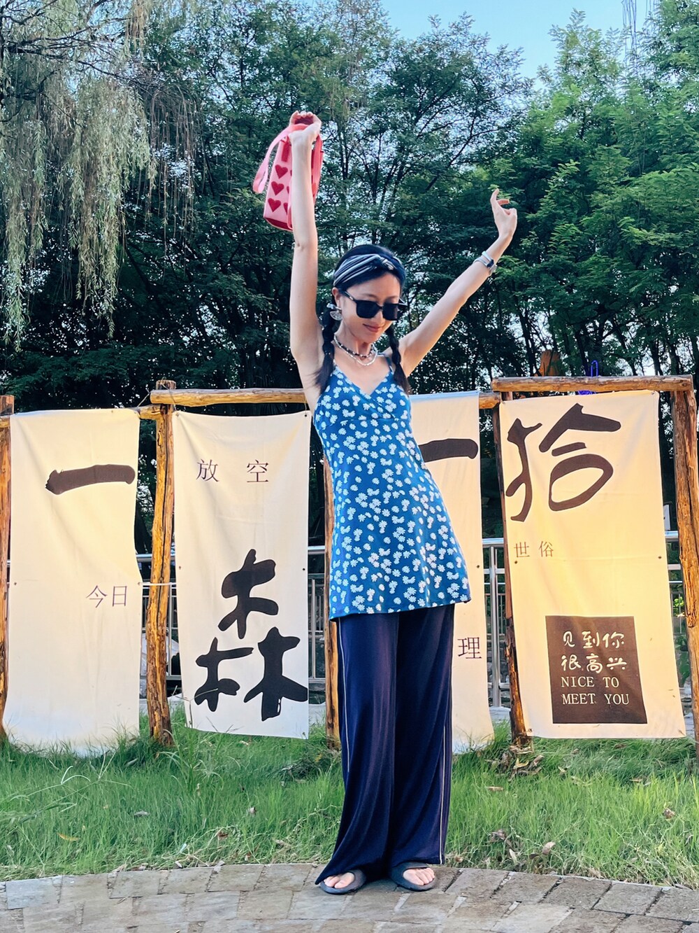 ブルー系のチュニック、ブルー系のスウェットパンツを着用したレディースの秋コーディネートの2枚目の写真