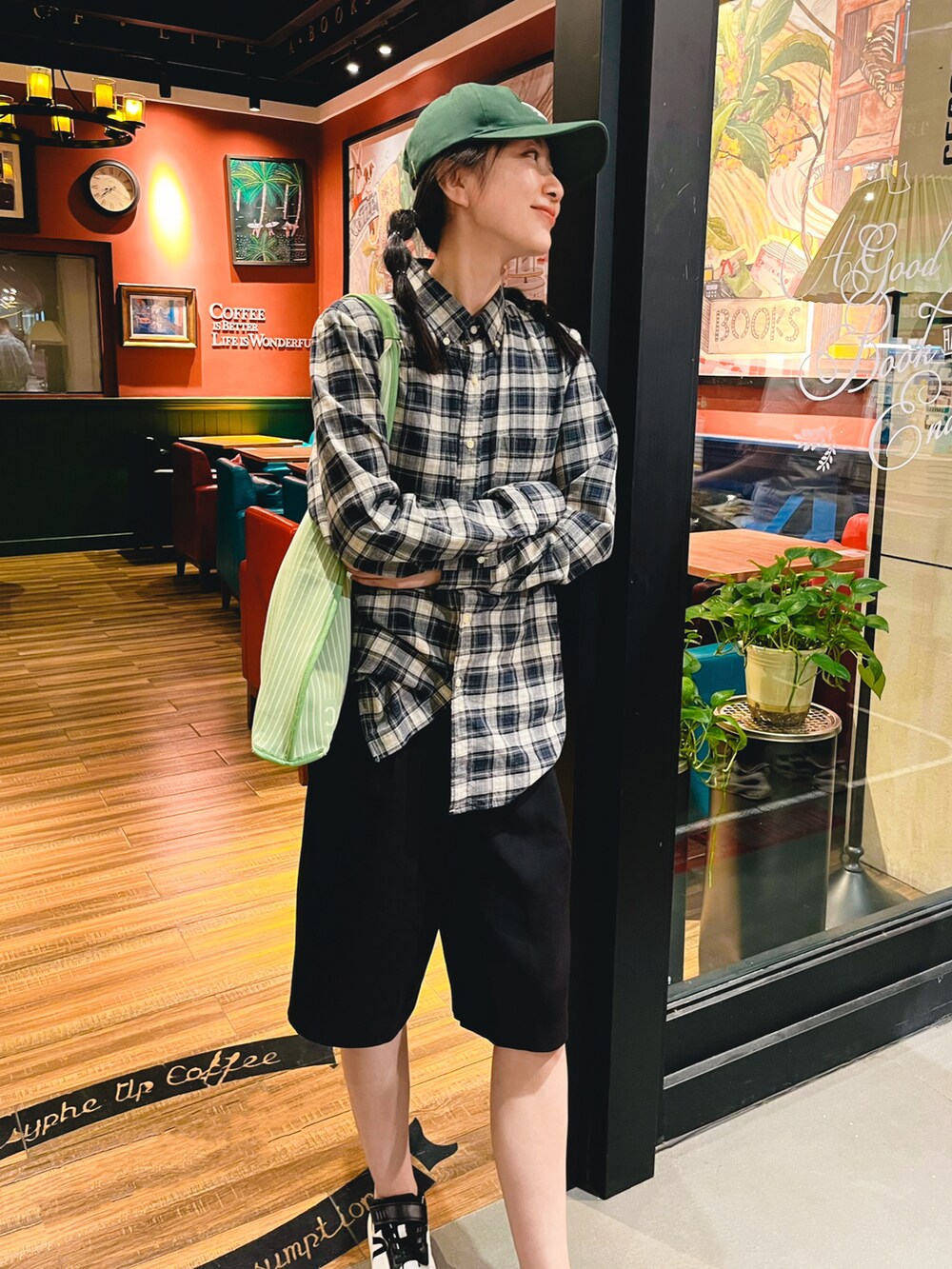 ブラック系のシャツ/ブラウス、ブラック系のカーゴパンツを着用したレディースの夏コーディネートの2枚目の写真