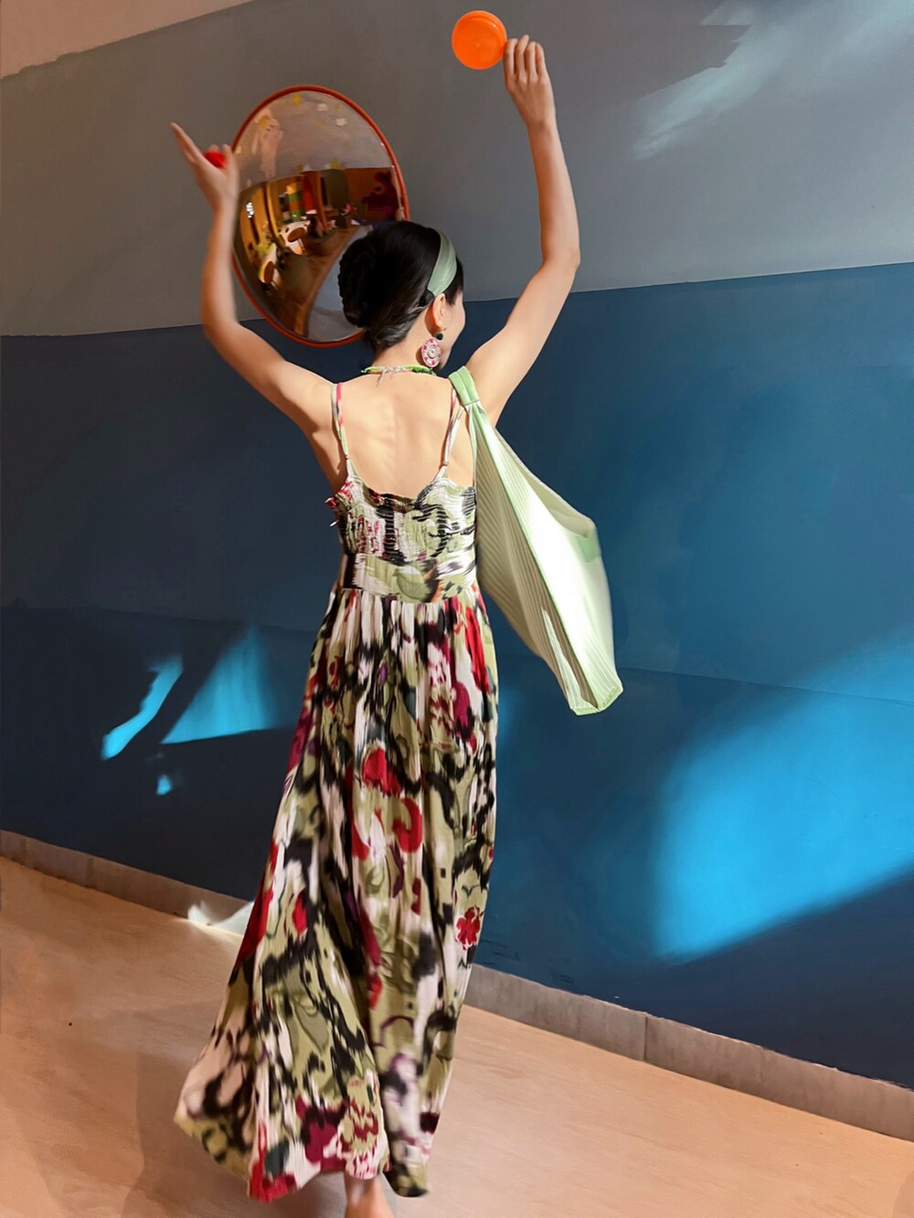 グリーン系のショルダーバッグを着用したレディースの夏コーディネートの5枚目の写真