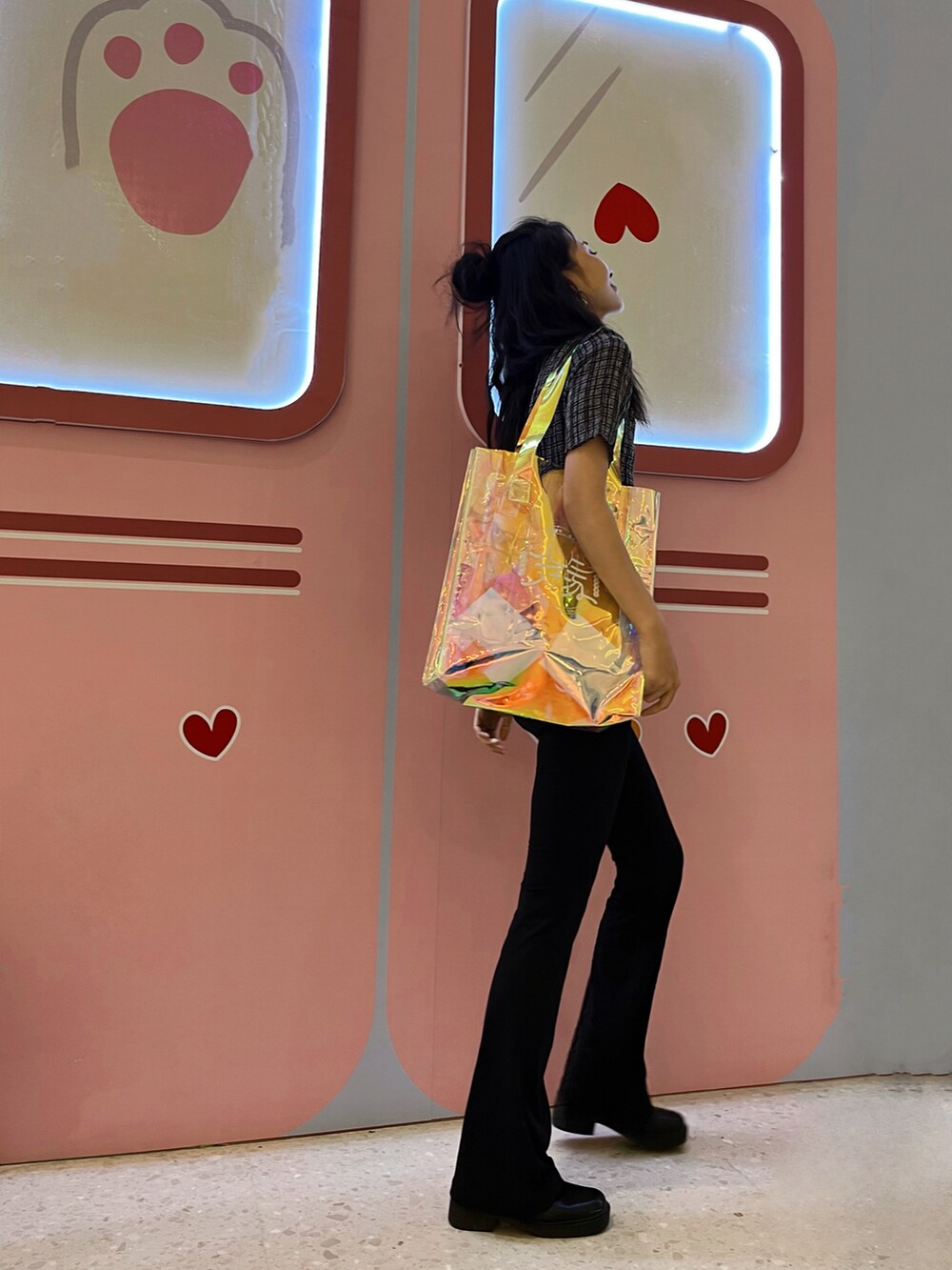 ブラック系のチノパンツを着用したレディースの秋コーディネートの2枚目の写真