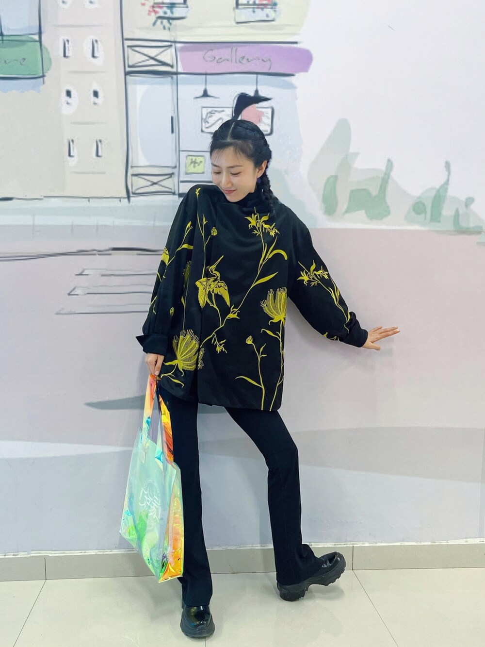 ブラック系のその他トップス、ブラック系のチノパンツを着用したレディースの秋コーディネートの3枚目の写真