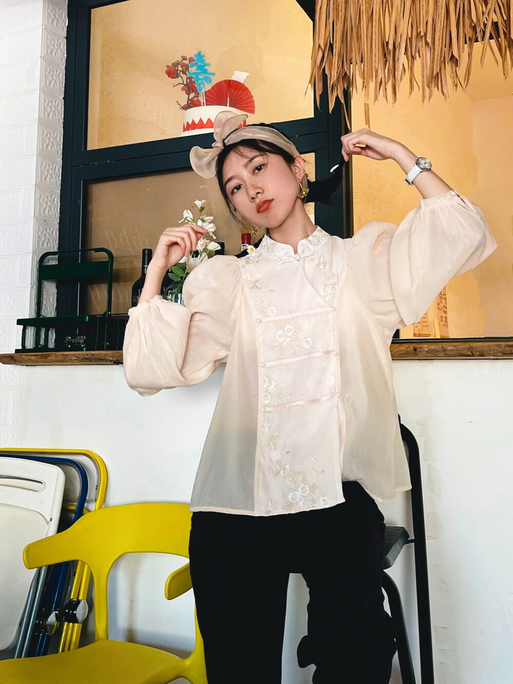 ブラック系のスラックスを着用したレディースの夏コーディネートの3枚目の写真