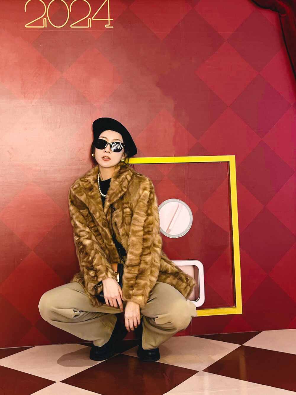 ゴールド系のその他アウター、ベージュ系のスラックスを着用したレディースの冬コーディネートの2枚目の写真