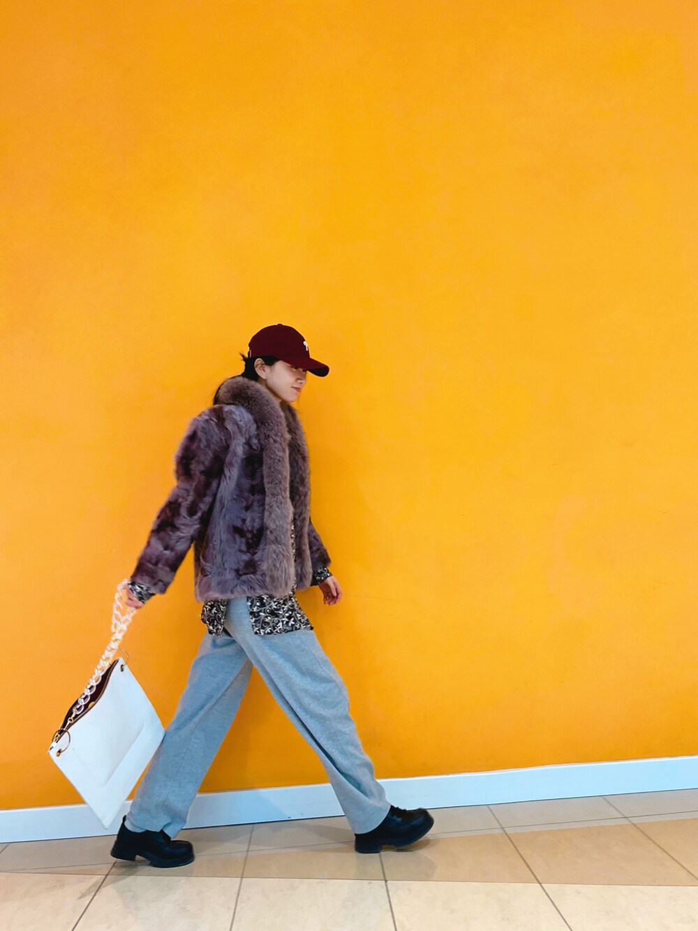 パープル系のダウンジャケット/コート、グレー系のスウェットパンツを着用したレディースの冬コーディネートの2枚目の写真