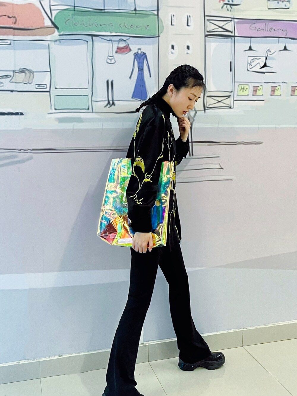 ブラック系のその他トップス、ブラック系のチノパンツを着用したレディースの秋コーディネートの2枚目の写真