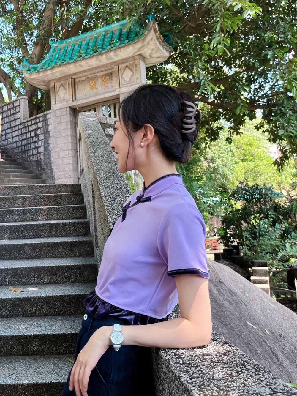 ブルー系のデニムパンツを着用したレディースの夏コーディネートの2枚目の写真