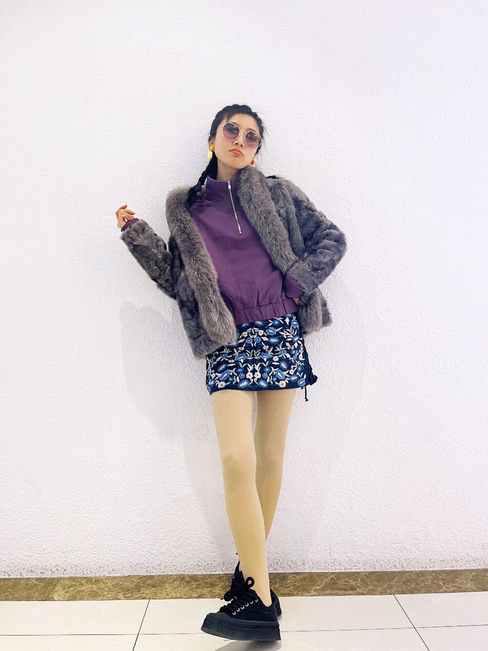 パープル系のダウンジャケット/コート、ブルー系のスカートを着用したレディースの冬コーディネートの2枚目の写真