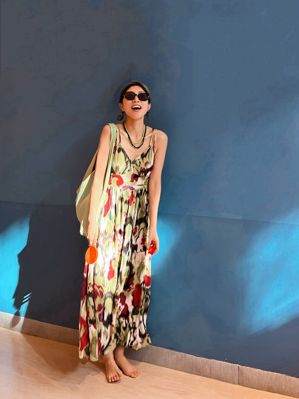 グリーン系のショルダーバッグを着用したレディースの夏コーディネートの3枚目の写真