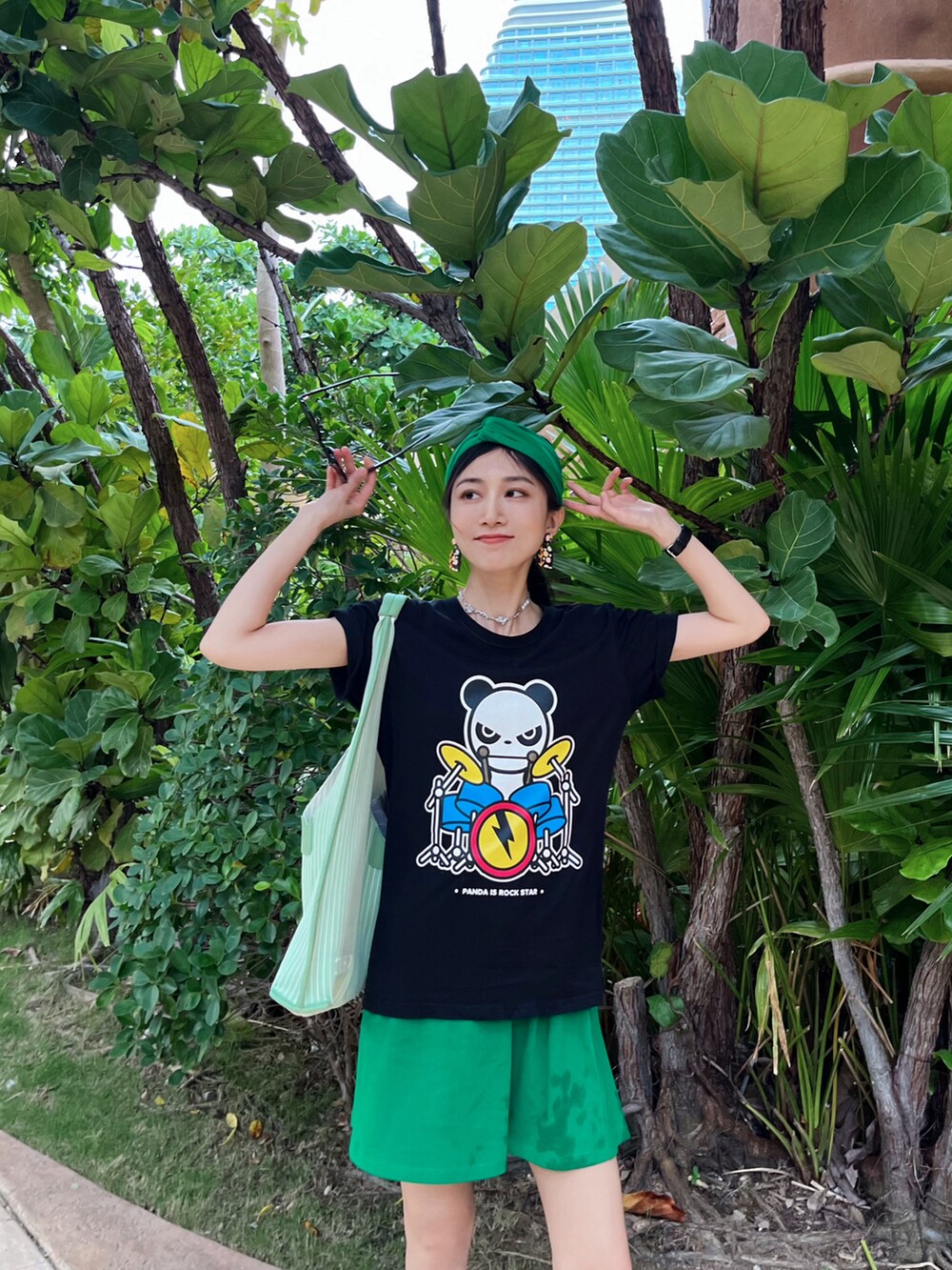 ブラック系のTシャツ/カットソー、グリーン系のスカートを着用したレディースの春コーディネートの3枚目の写真