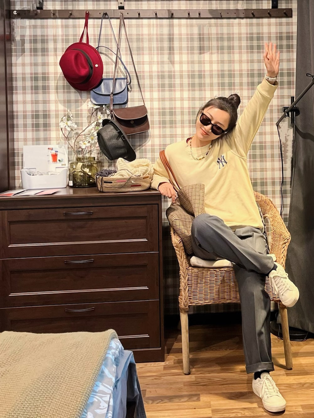 ベージュ系のパーカー、グレー系のスラックス、ホワイト系のスニーカーを着用したレディースの秋コーディネートの2枚目の写真