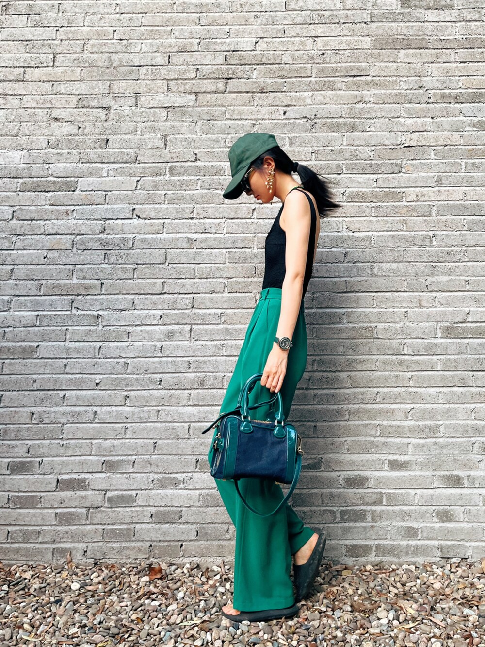 ブラック系のつなぎ/オールインワン、グリーン系のスラックスを着用したレディースの秋コーディネートの2枚目の写真