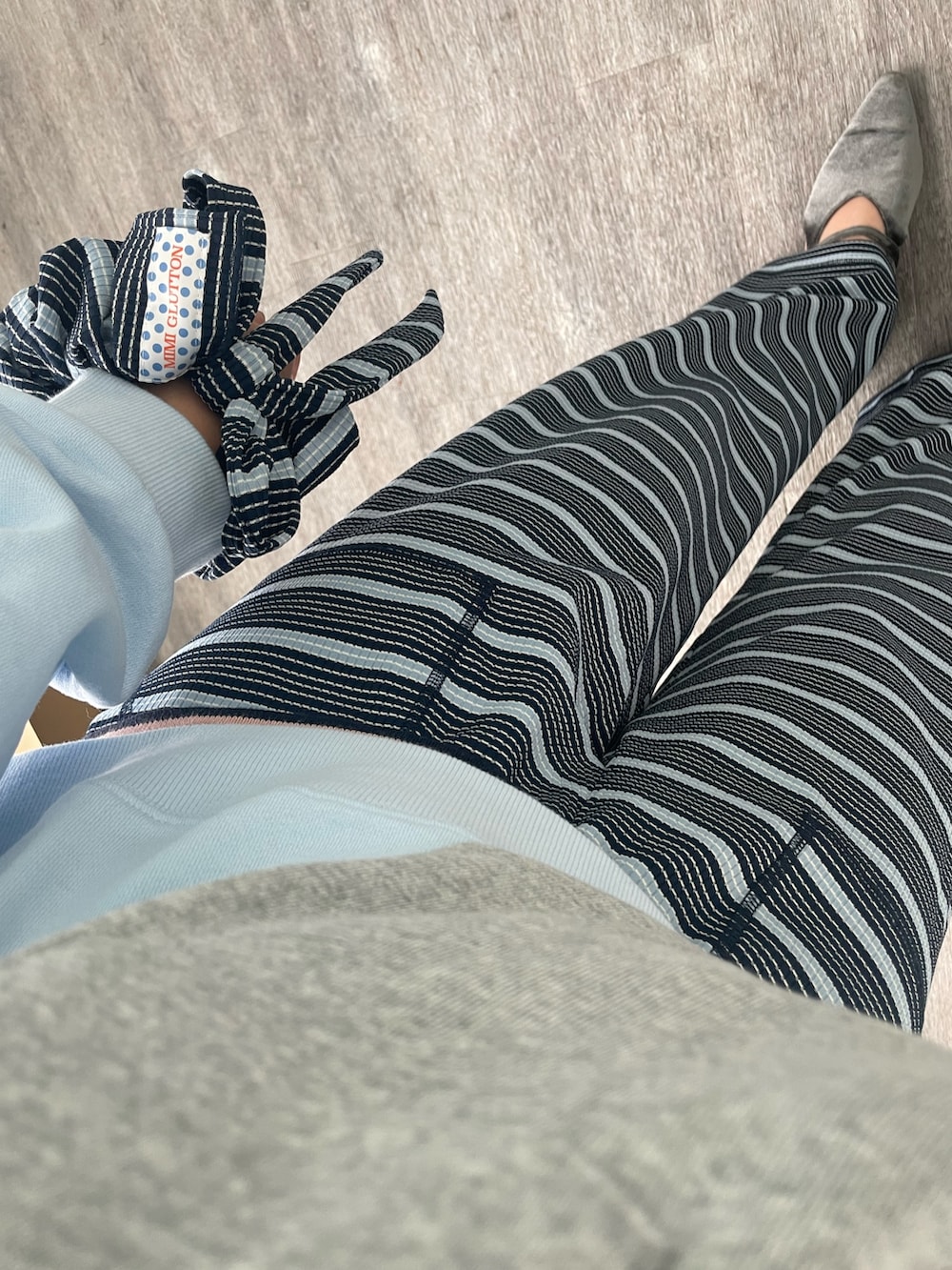 ブルー系のその他パンツ、ブルー系のスウェットを着用したレディースの秋コーディネートの4枚目の写真