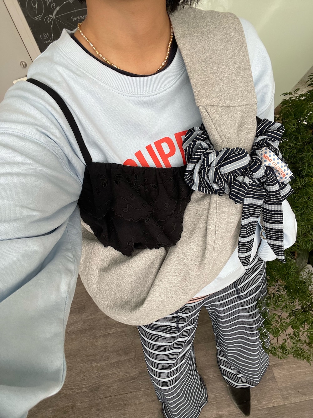 ブルー系のその他パンツ、ブルー系のスウェットを着用したレディースの秋コーディネートの3枚目の写真