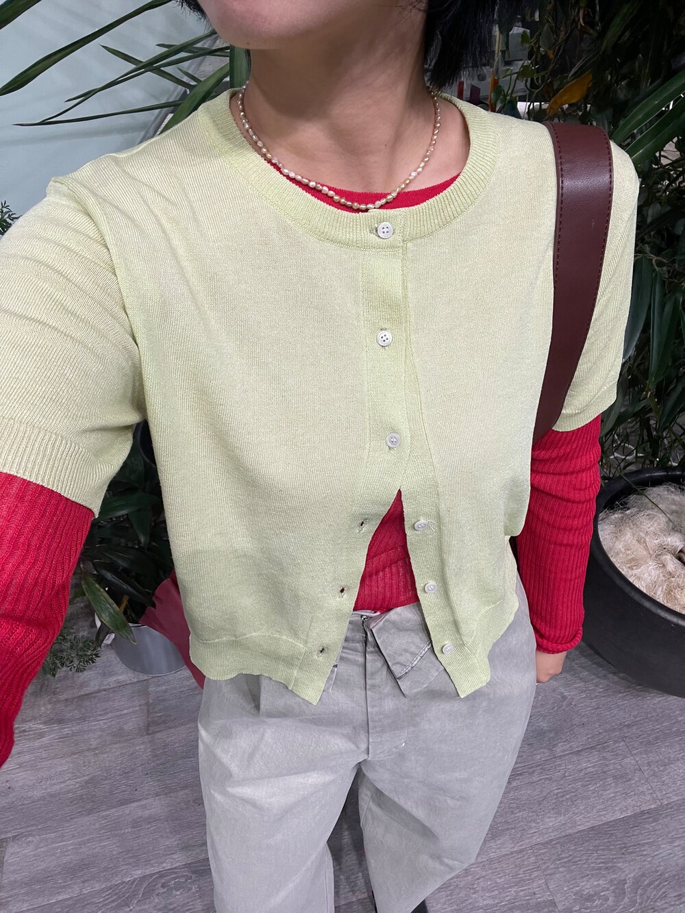 イエロー系のカーディガン/ボレロ、グレー系のその他パンツを着用したレディースの秋コーディネートの4枚目の写真