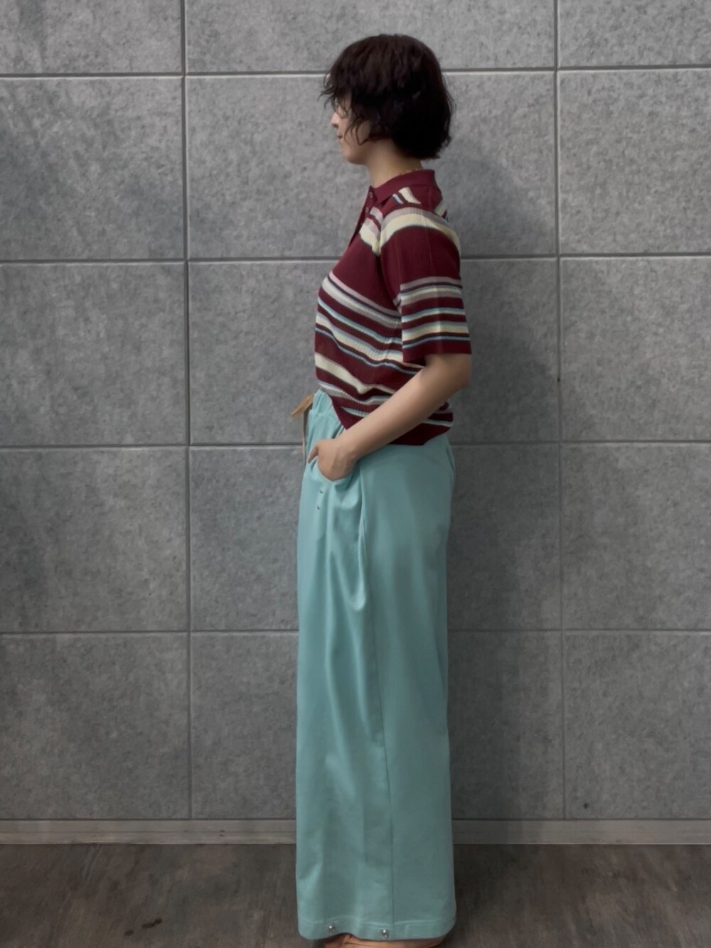 グリーン系のその他パンツ、レッド系のTシャツ/カットソーを着用したレディースの夏コーディネートの2枚目の写真