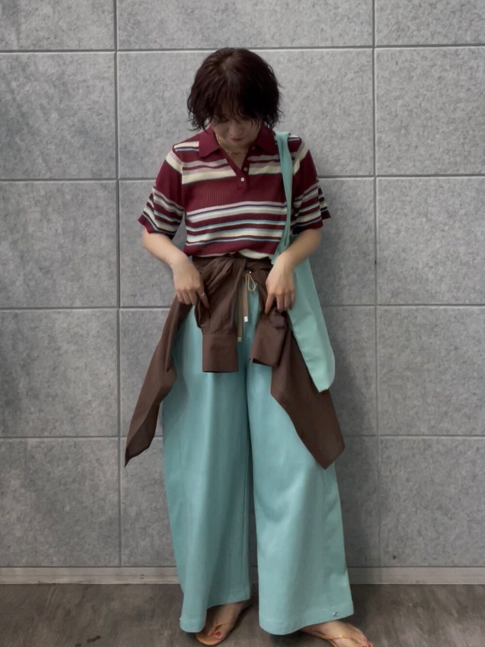 グリーン系のその他パンツ、レッド系のTシャツ/カットソーを着用したレディースの夏コーディネートの5枚目の写真