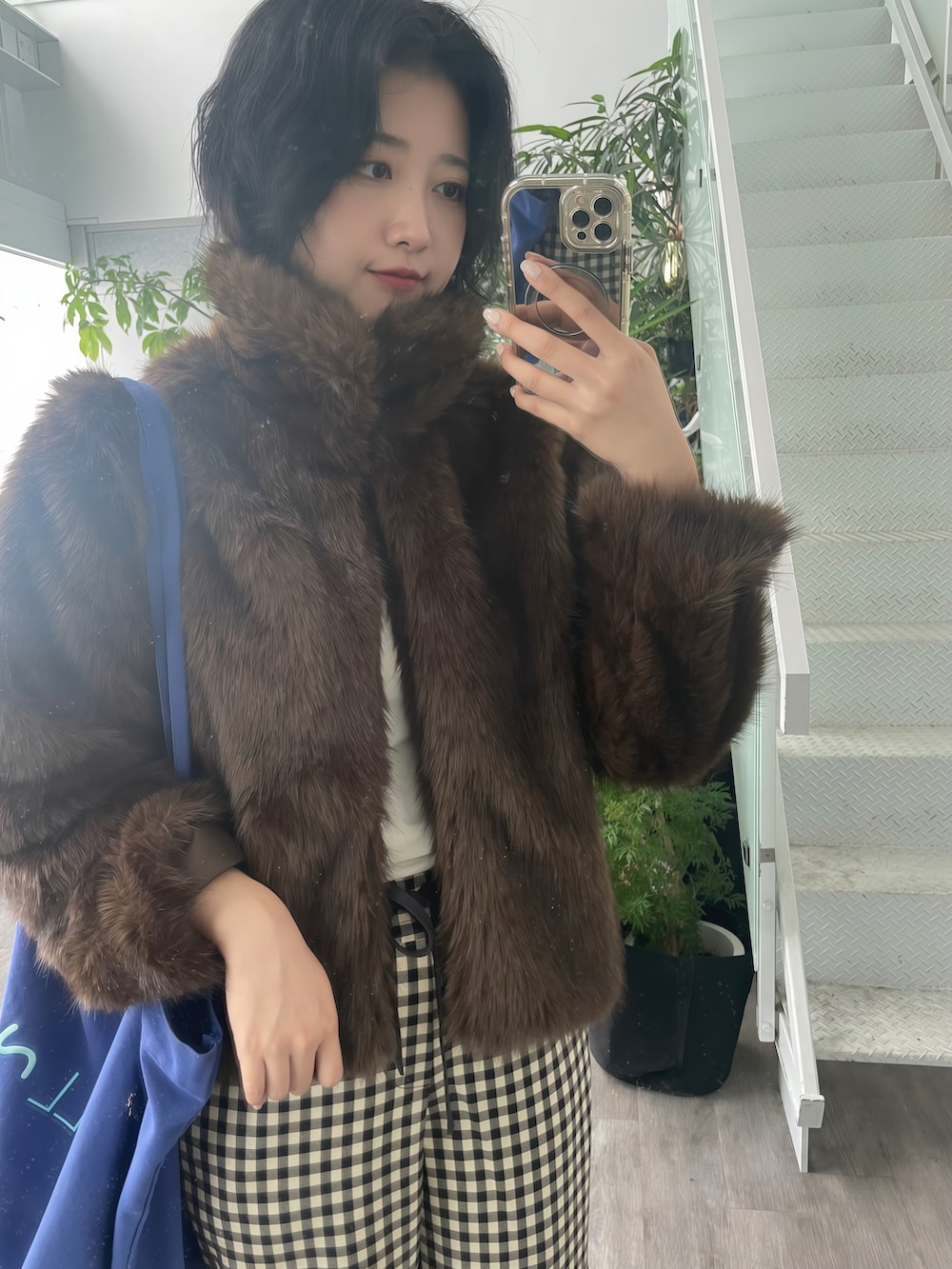 ブラウン系のその他パンツ、ブラウン系のブルゾンを着用したレディースの秋コーディネートの2枚目の写真