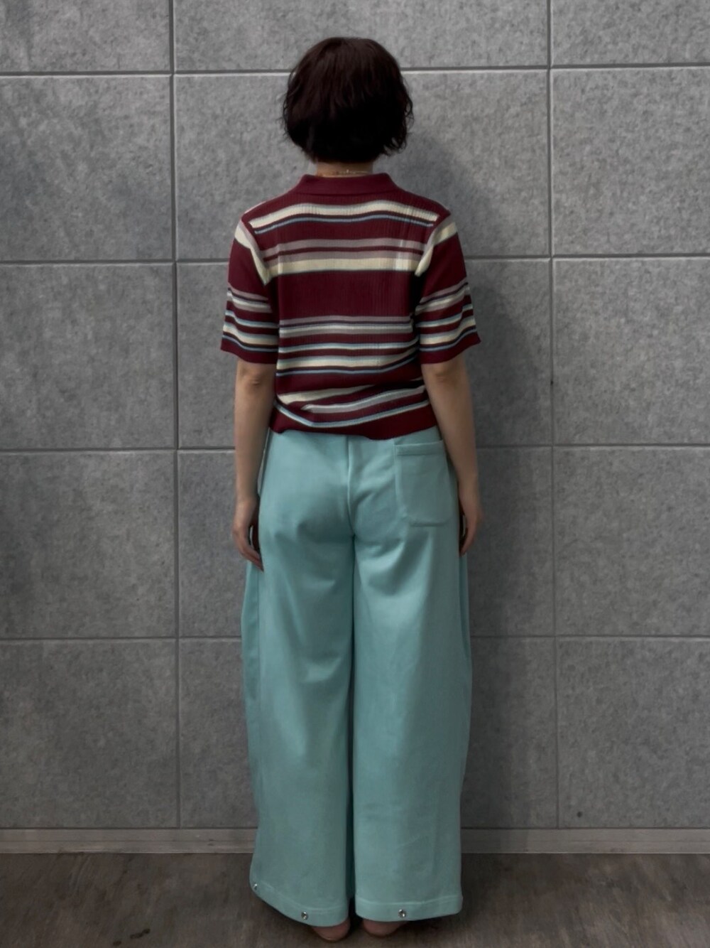 グリーン系のその他パンツ、レッド系のTシャツ/カットソーを着用したレディースの夏コーディネートの3枚目の写真