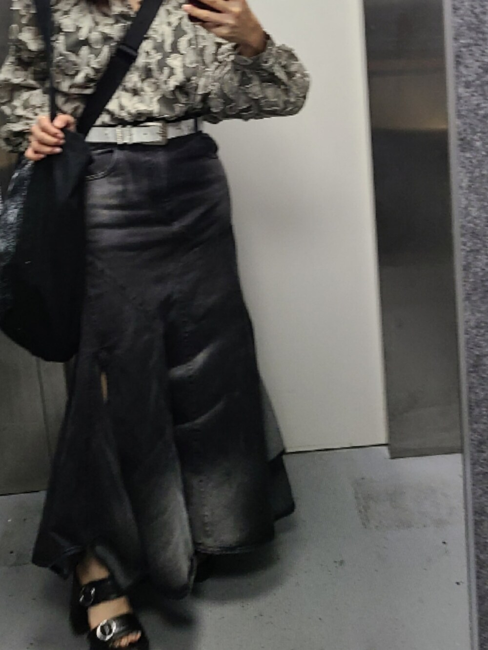 ベージュ系のシャツ/ブラウス、ブラック系のデニムスカート、ブラック系のサンダルを着用したレディースの春コーディネートの2枚目の写真