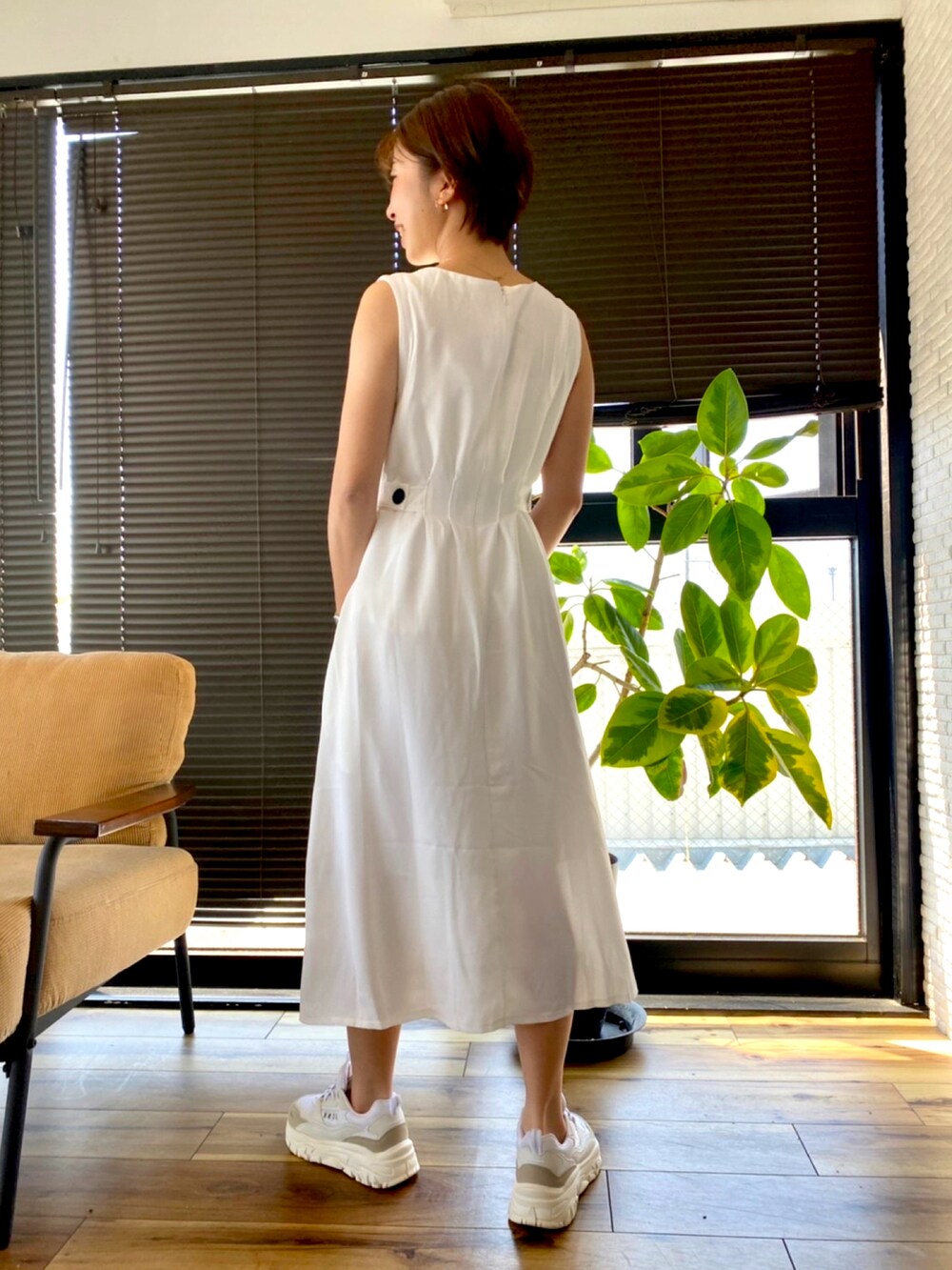 ホワイト系のワンピース、ブルー系のハンドバッグを着用したレディースの夏コーディネートの2枚目の写真